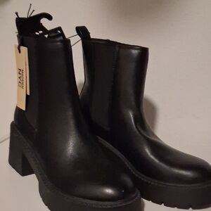 Beautiful BNWT MADDEN NYC boots Sz 8